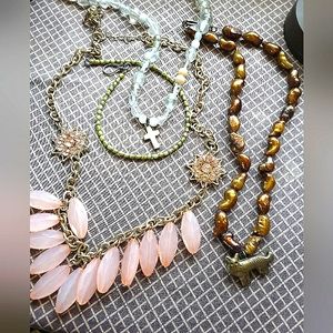 3 necklaces, 1 cultured pearls w/ cat  & green pearl anklet.